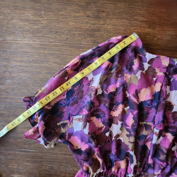 🏷SOFIA Floral V-Neck Blouse with Ruffle Sleeves - Picture 7 of 7